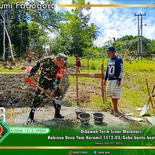 Penuh Semangat, Babinsa Desa Yam Ramil 1512-03/Gebe Bantu Warga Bangun Pondasi Rumah