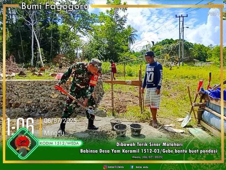 Penuh Semangat, Babinsa Desa Yam Ramil 1512-03/Gebe Bantu Warga Bangun Pondasi Rumah