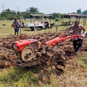 Aiptu Mukhsodin dan Aipda Tri Iskandar Dampingi Kegiatan Tani Sukadamai