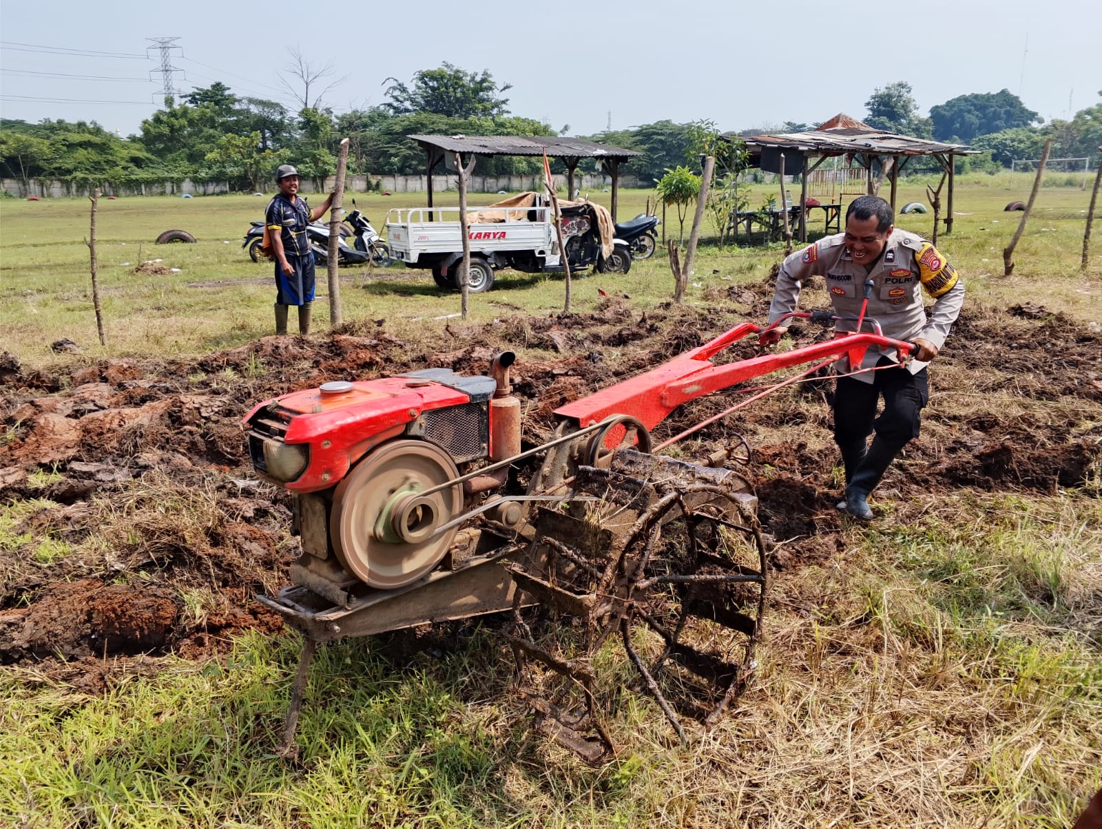 Aiptu Mukhsodin dan Aipda Tri Iskandar Dampingi Kegiatan Tani Sukadamai