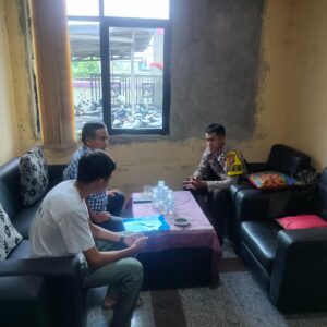 Pererat Sinergi, Bripka Ristyanto Sambangi Kantor Desa Cibadak Berikan Himbauan Harkamtibmas