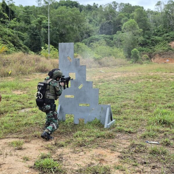 Tingkatkan Kemampuan Tempur, Satkopaska Koarmada III Gelar Latihan Menembak Senjata Bantu di Sorong