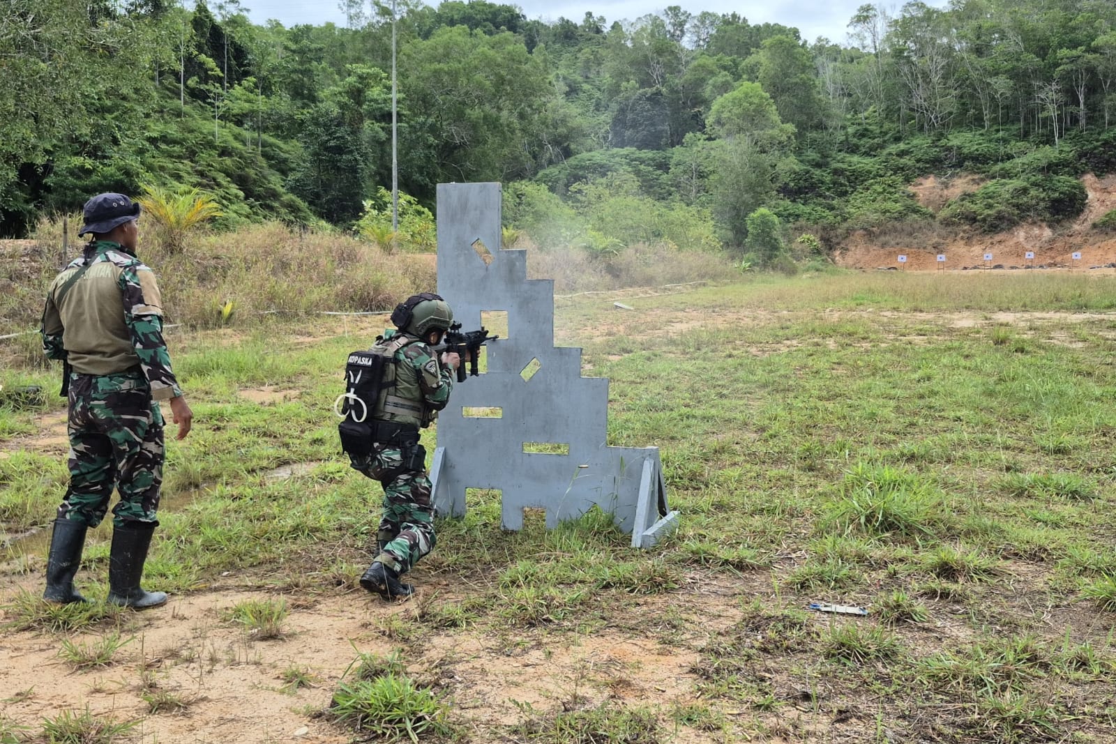 Tingkatkan Kemampuan Tempur, Satkopaska Koarmada III Gelar Latihan Menembak Senjata Bantu di Sorong