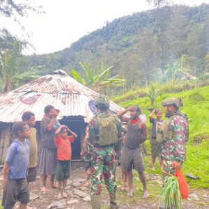 Tegur Sapa di Tanah Kabut: Satgas TNI Menyapa Hati, Bukan Sekedar Wilayah