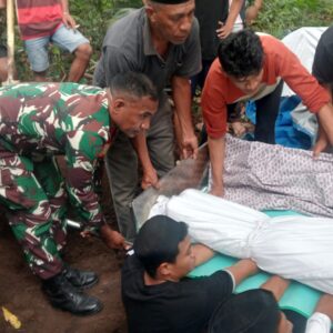 TNI Hadir di Tengah Duka, Babinsa Kodim 1505 Tidore Bantu Pemakaman Warga