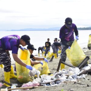 TNI AL Wujudkan Kepedulian terhadap Lingkungan, Gelar Aksi Bersih-Bersih Pantai di Nabire