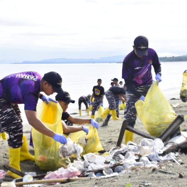 TNI AL Wujudkan Kepedulian terhadap Lingkungan, Gelar Aksi Bersih-Bersih Pantai di Nabire