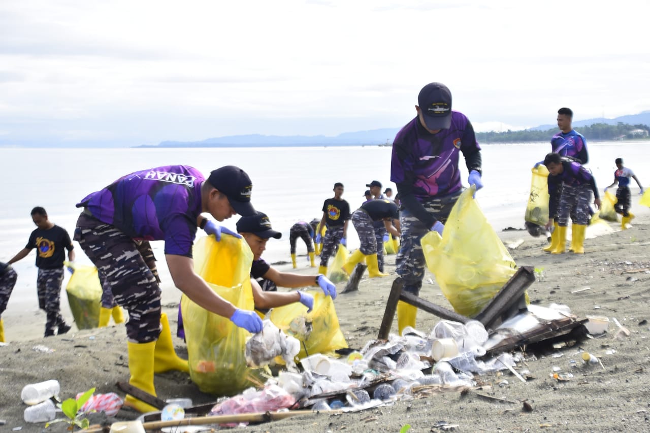 TNI AL Wujudkan Kepedulian terhadap Lingkungan, Gelar Aksi Bersih-Bersih Pantai di Nabire