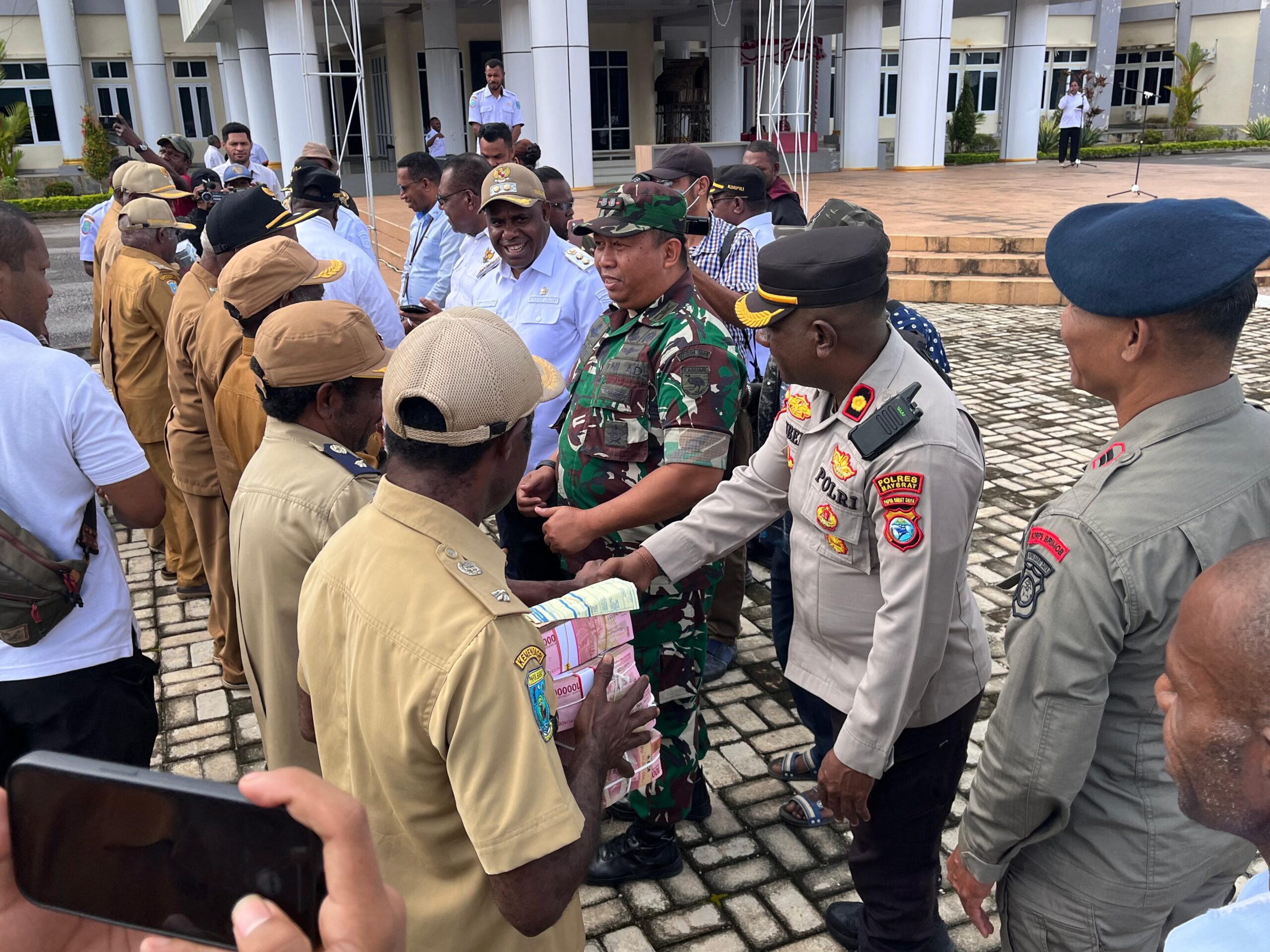Kapolres Maybrat hadiri launching pembagian Dana Desa/Dana Kampung Tahap I Tahun Anggaran 2025