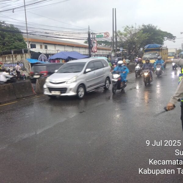 Polsek Cikupa Laksanakan Gatur Lalin Pagi di Depan PT Cingluh, Pastikan Arus Lancar dan Aman