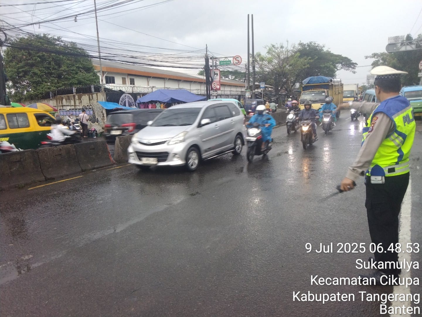 Polsek Cikupa Laksanakan Gatur Lalin Pagi di Depan PT Cingluh, Pastikan Arus Lancar dan Aman