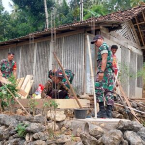Peduli Kualitas Kesehatan Warga, TNI Karya Bakti Pembuatan Jamban