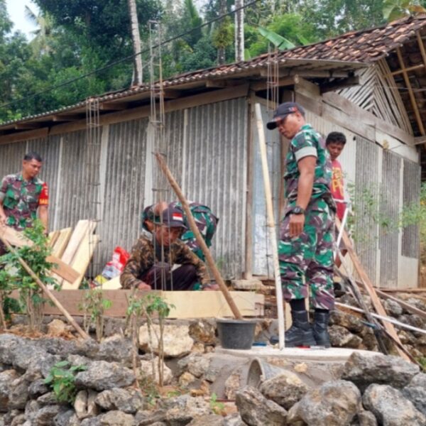 Peduli Kualitas Kesehatan Warga, TNI Karya Bakti Pembuatan Jamban