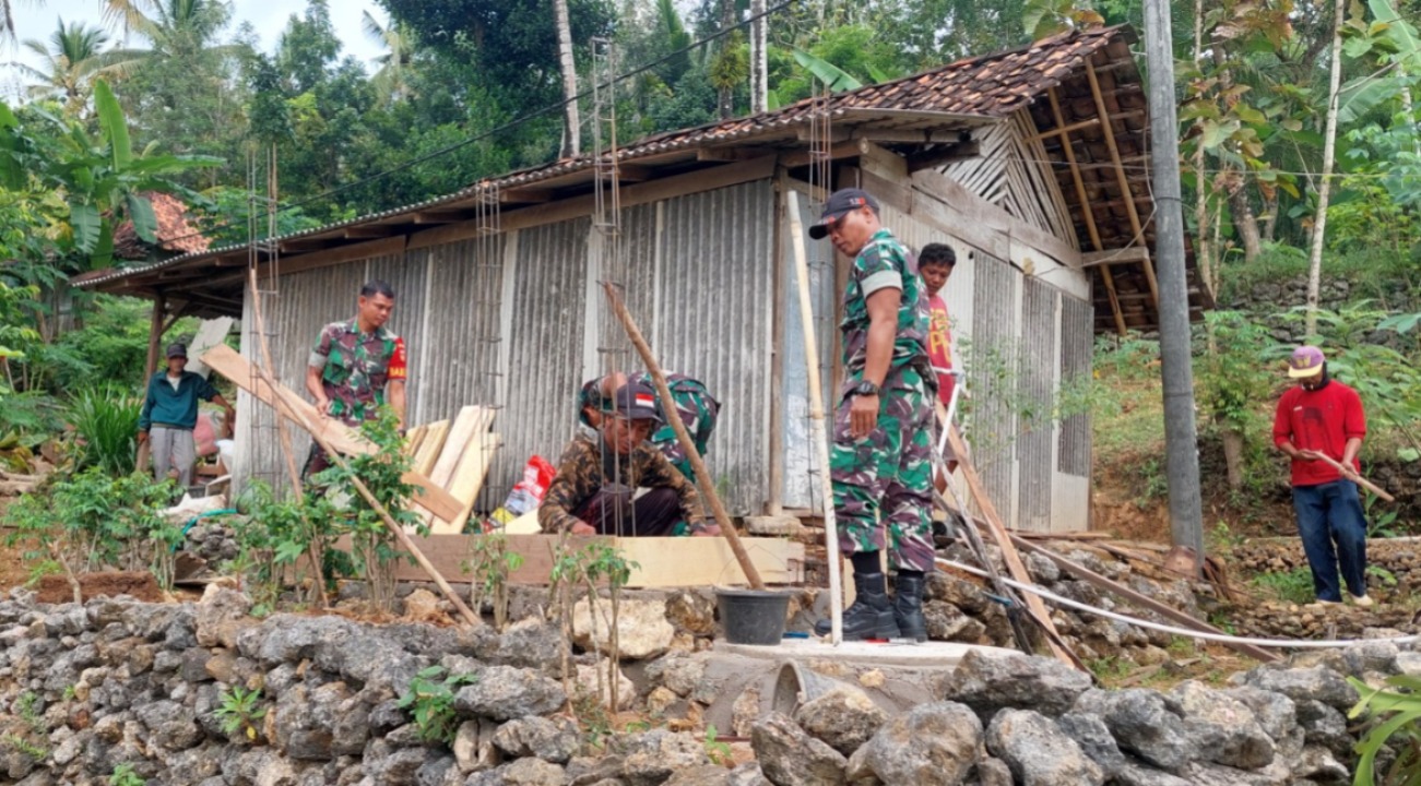 Peduli Kualitas Kesehatan Warga, TNI Karya Bakti Pembuatan Jamban