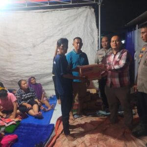 Polsek Cikupa Salurkan Bantuan Banjir kepada Warga Terdampak di Kampung Bunder