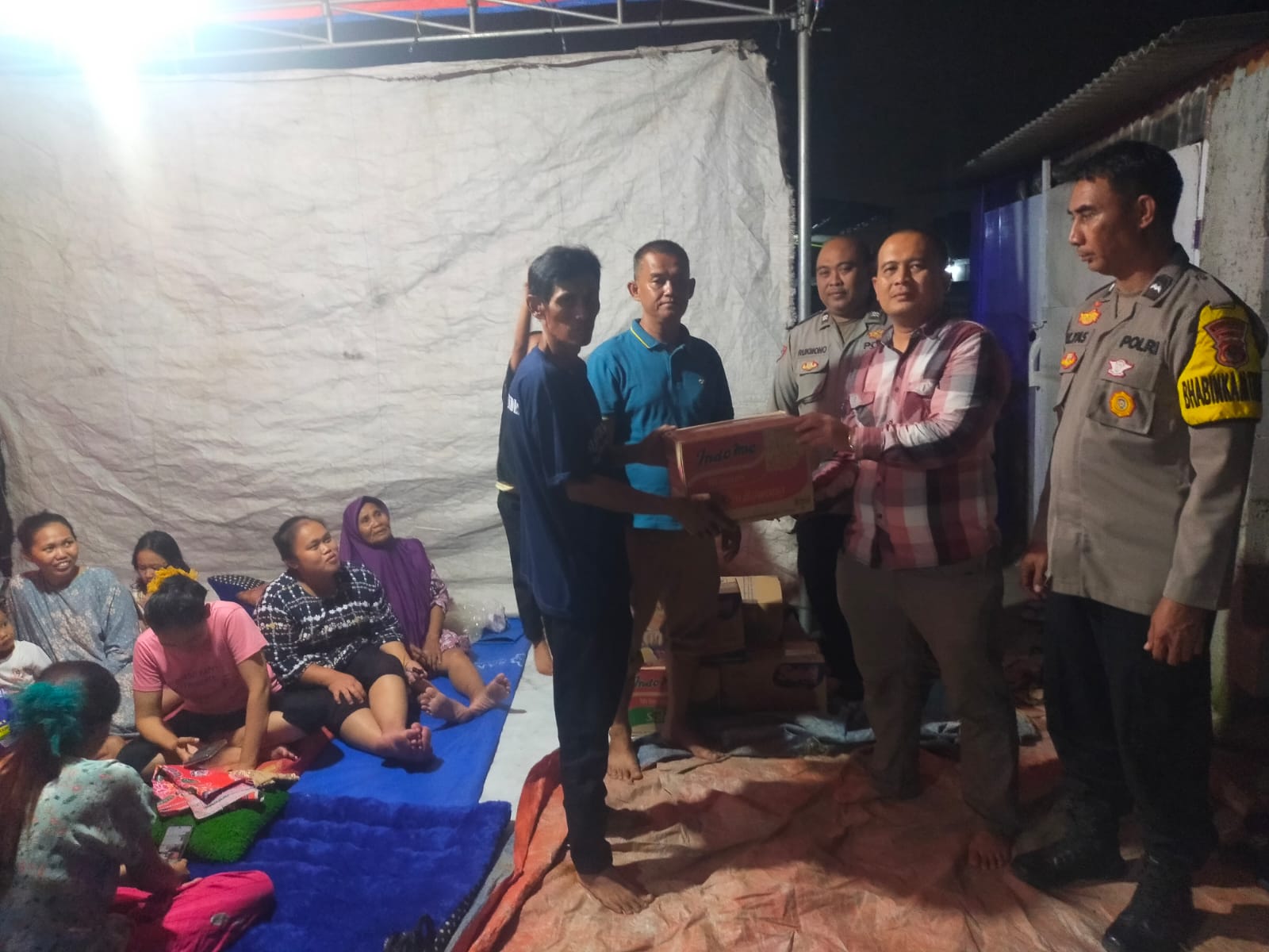 Polsek Cikupa Salurkan Bantuan Banjir kepada Warga Terdampak di Kampung Bunder