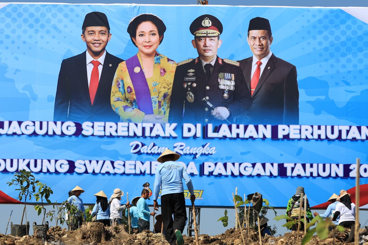 Terus Wujudkan Swasembada Pangan, Kapolri Laksanakan Penanaman Jagung Kuartal III