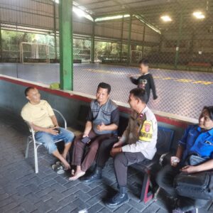 Bripka Ilyas Sambangi King Futsal Sukamulya, Jalin Kedekatan dengan Warga dan Sampaikan Pesan Kamtibmas Bripka Ilyas Sambangi King Futsal Sukamulya, Jalin Kedekatan dengan Warga dan Sampaikan Pesan Kamtibmas