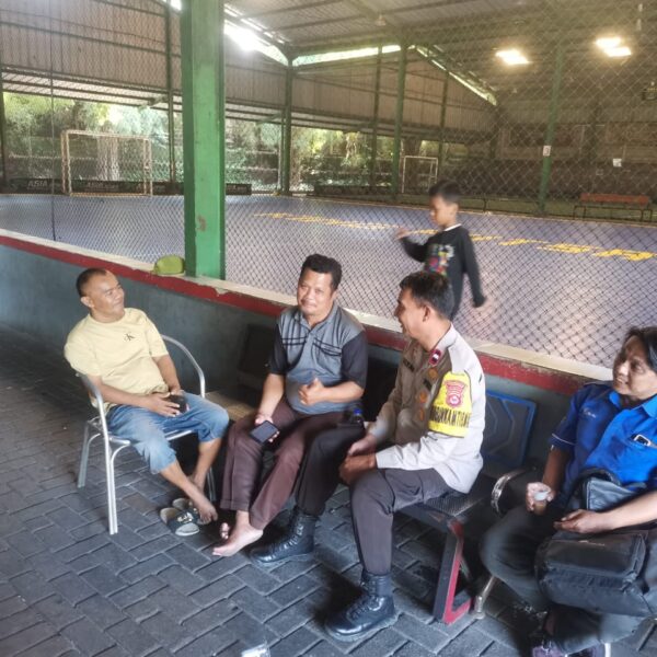 Bripka Ilyas Sambangi King Futsal Sukamulya, Jalin Kedekatan dengan Warga dan Sampaikan Pesan Kamtibmas