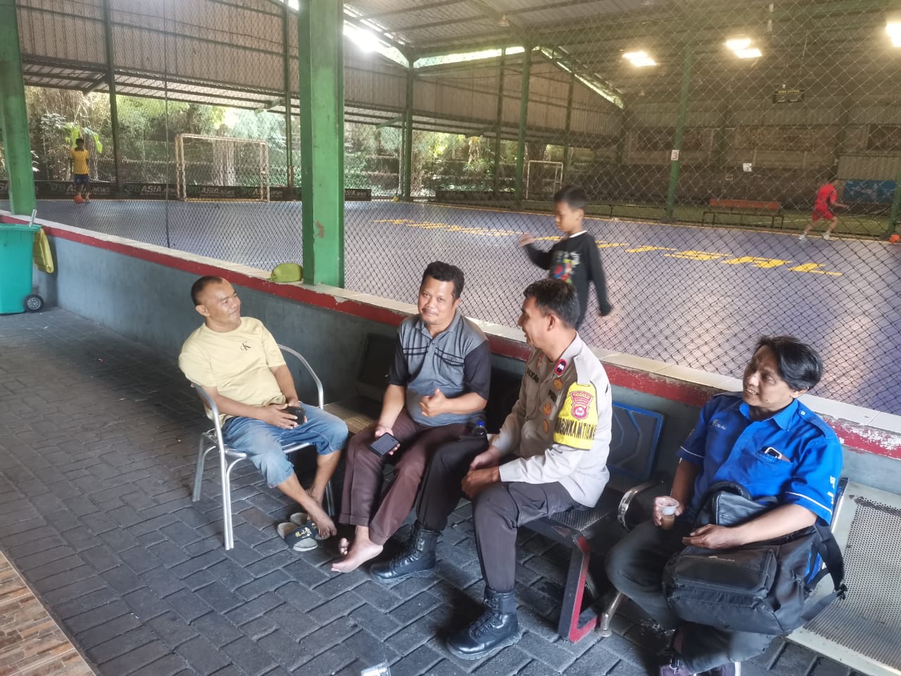 Bripka Ilyas Sambangi King Futsal Sukamulya, Jalin Kedekatan dengan Warga dan Sampaikan Pesan Kamtibmas