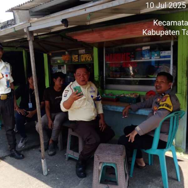 Bhabinkamtibmas Desa Bitung Jaya Sambangi Warung Binaan, Perkuat Silaturahmi dan Edukasi Kamtibmas
