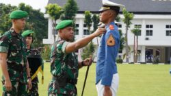 Gubernur Akmil Serahkan Penghargaan Taruna Terbaik Tingkat III dan IV Kecabangan TP 2024/2025
