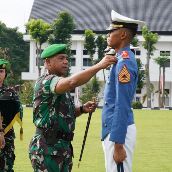 Gubernur Akmil Serahkan Penghargaan Taruna Terbaik Tingkat III dan IV Kecabangan TP 2024/2025