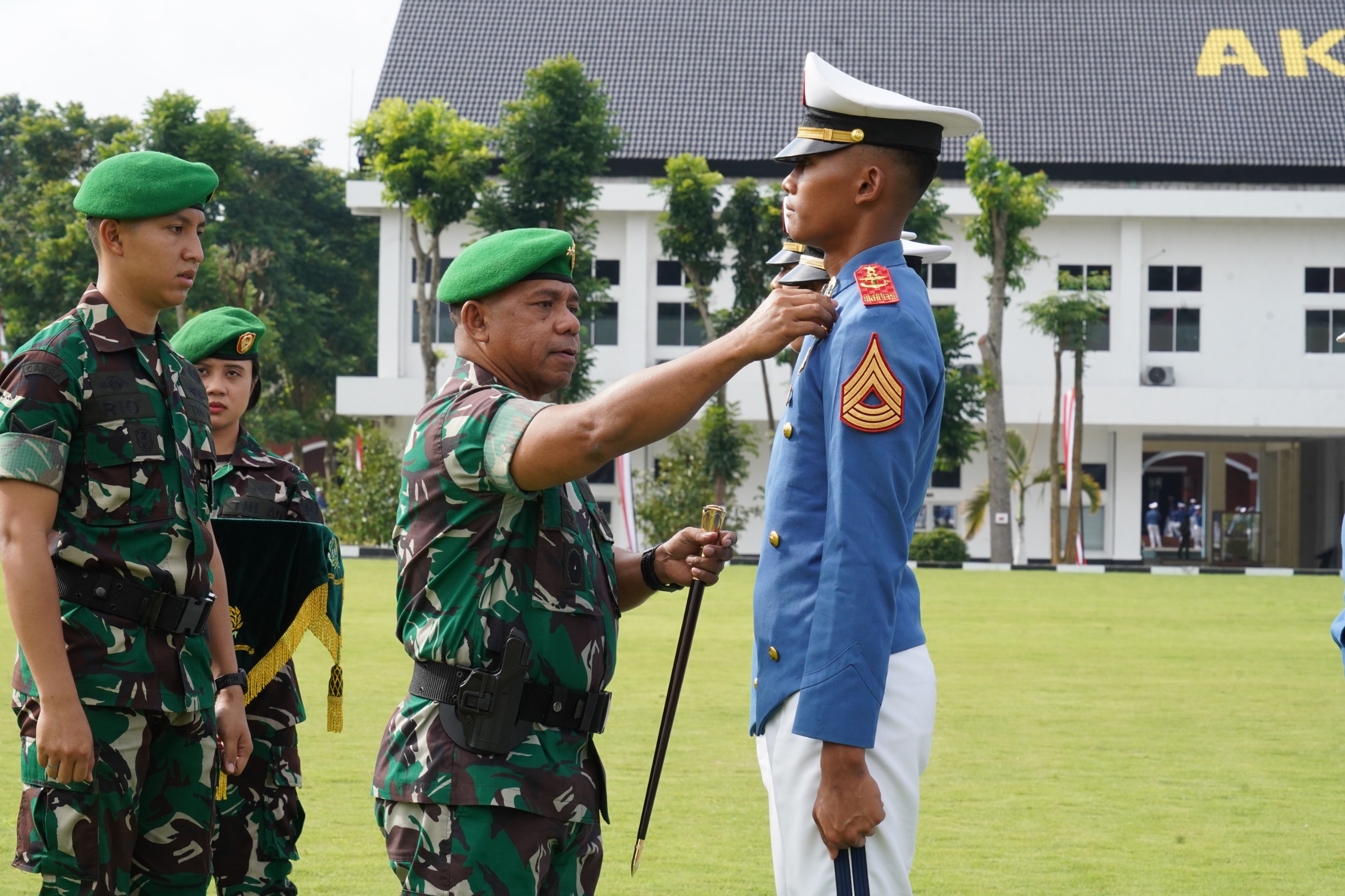 Gubernur Akmil Serahkan Penghargaan Taruna Terbaik Tingkat III dan IV Kecabangan TP 2024/2025