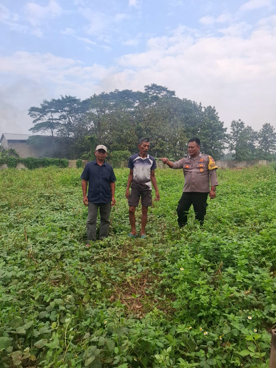 Bripka Suheri Bersama Warga Cek Lahan Pertanian Produktif di Talaga