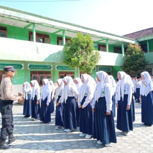 Polmas Polsek Widang Latih Baris Berbaris Siswa Siswi MTs Salafiah Kedungharjo
