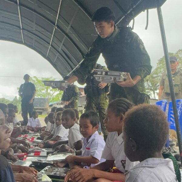 PANGKOGAB WILHAN III BERSAMA SATGAS YONIF 733/MASARIKU GELAR BAKTI SOSIAL, PELAYANAN KESEHATAN, DAN MAKAN GRATIS UNTUK WARGA MUMUGU