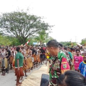 Babinsa Koramil Mapurujaya Hadiri Penyambutan Sekaligus Pengamanan Kedatangan Uskup Timika Di Wilayah Binaan Babinsa Koramil Mapurujaya Hadiri Penyambutan Sekaligus Pengamanan Kedatangan Uskup Timika Di Wilayah Binaan