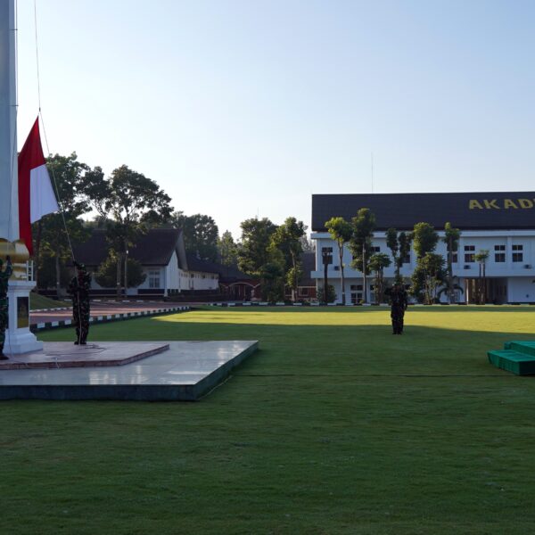 Dirum Akmil Pimpin Upacara Bendera di Akademi Militer