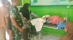 Wujud Kepedulian, Babinsa Jenguk Warga Sakit di Puskesmas