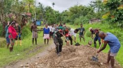 Babinsa Koramil 1710-06/Agimuga Ajak Warga Gotong Royong Timbun Jalan Rusak