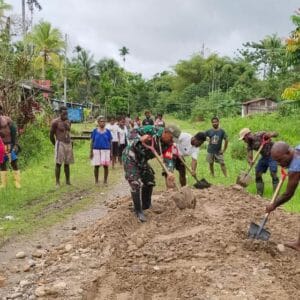Babinsa Koramil 1710-06/Agimuga Ajak Warga Gotong Royong Timbun Jalan Rusak Babinsa Koramil 1710-06/Agimuga Ajak Warga Gotong Royong Timbun Jalan Rusak