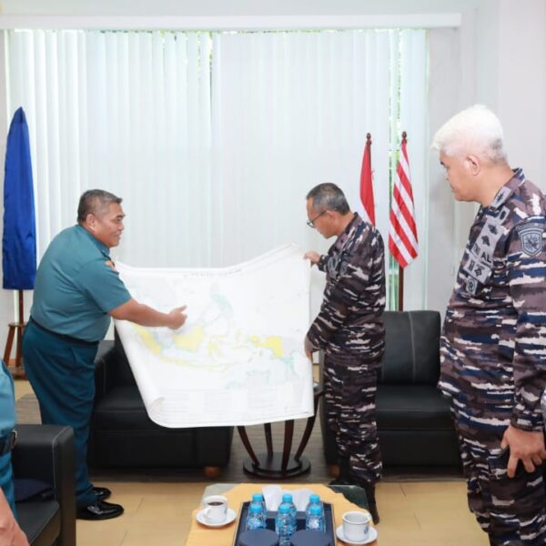 Perkuat Koordinasi Pemetaan Laut, Lantamal XIV Terima Kunjungan Kerja Kapoksahli Pushidrosal