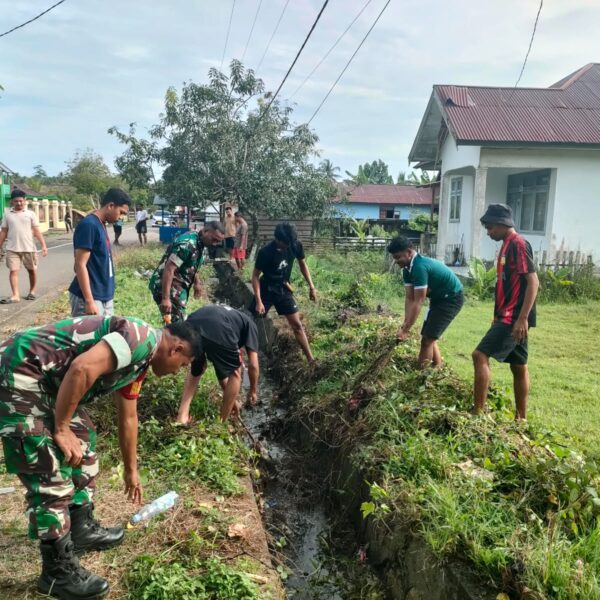 Cegah Banjir, Koramil 1505-04 Oba Bersama Warga Bersihkan Saluran Air