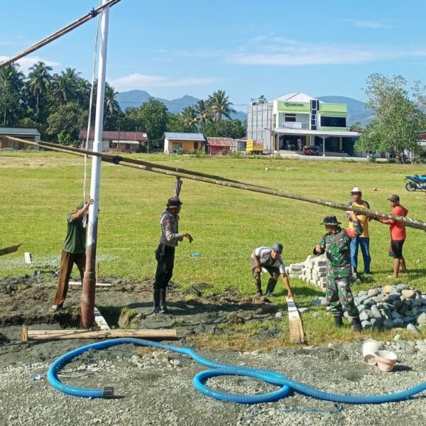 Persiapan HUT RI, Sinergi TNI-Polri dan Warga Terlihat dalam kerja bakti Pemasangan Tiang Bendera