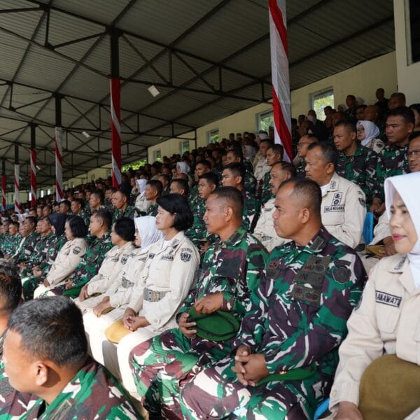 Gubernur Akmil Tekankan Etika Disiplin dan Kepedulian Personel Militer dan PNS
