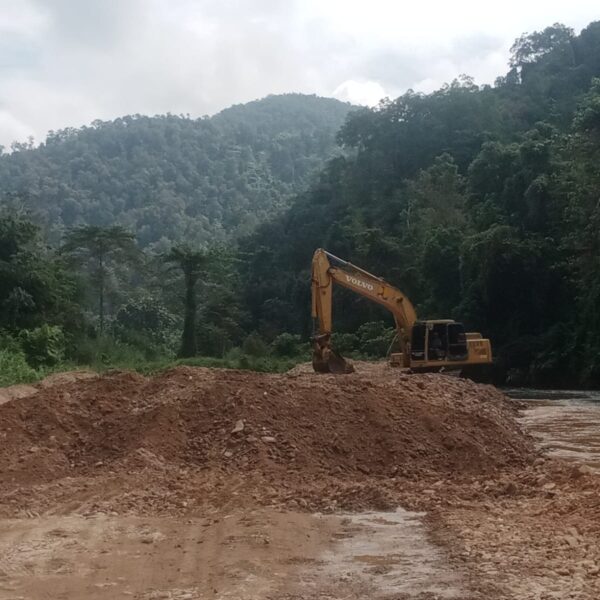Satgas TMMD 125 Kodim 1417/Kendari Kerahkan Alat Berat Mengambil Material Di Sungai