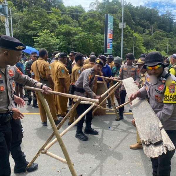 Warga Palang Jalan Depan RS Pratama Maybrat, Polisi dan Pemda Respon Cepat Lakukan Mediasi