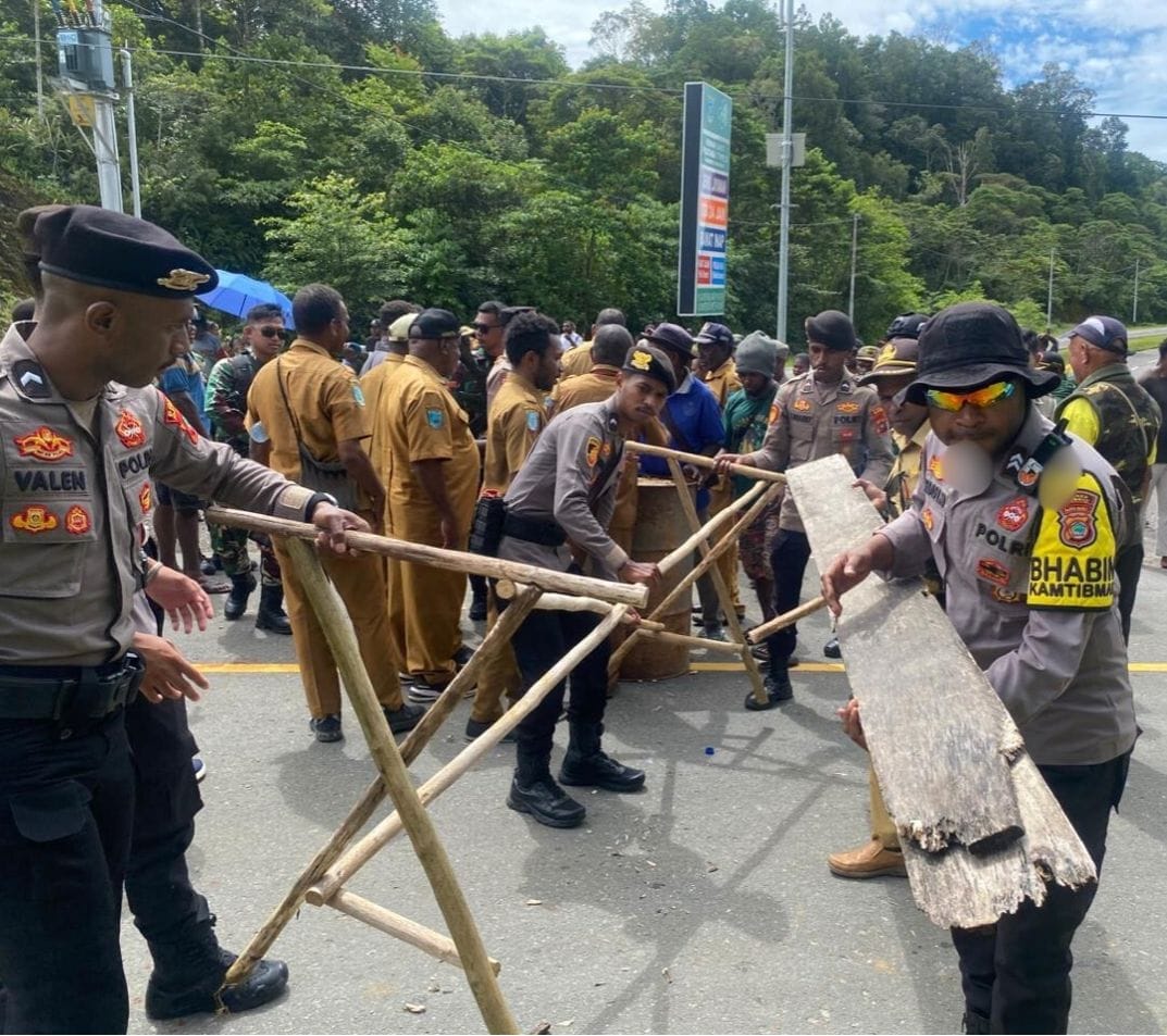Warga Palang Jalan Depan RS Pratama Maybrat, Polisi dan Pemda Respon Cepat Lakukan Mediasi Warga Palang Jalan Depan RS Pratama Maybrat, Polisi dan Pemda Respon Cepat Lakukan Mediasi