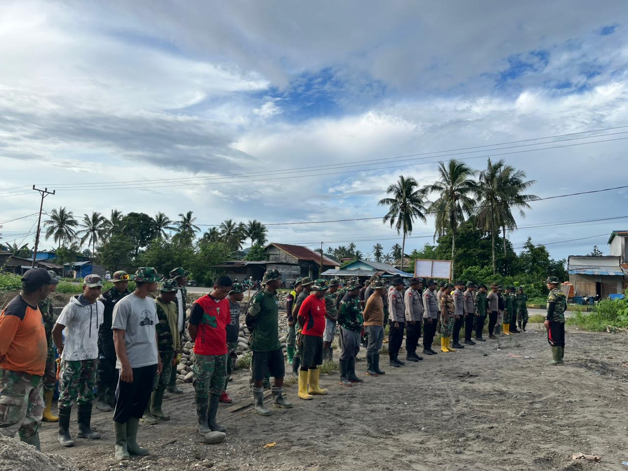 Teriknya Matahari Membakar Semangat Satgas TMMD 125 Kodim 1506/Namlea Dalam Pembuatan Reol/Drainase Raksasa di Desa Waenono