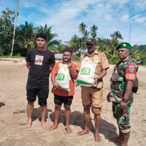 Babinsa Koramil 1710-01/Kokonao Dampingi Penyaluran Beras Ketahanan Pangan Untuk Masyarakat Babinsa Koramil 1710-01/Kokonao Dampingi Penyaluran Beras Ketahanan Pangan Untuk Masyarakat