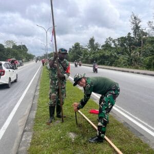 Sambut Bulan Kemerdekaan, Kodim 1710/Mimika Pasang Bendera Merah Putih Di Sepanjang Jalan Sambut Bulan Kemerdekaan, Kodim 1710/Mimika Pasang Bendera Merah Putih Di Sepanjang Jalan