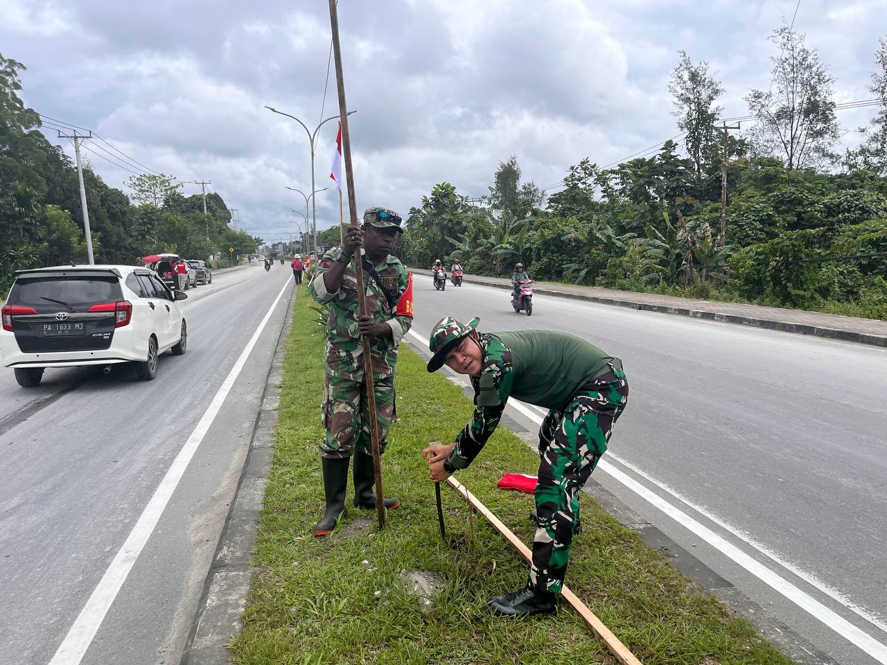 Sambut Bulan Kemerdekaan, Kodim 1710/Mimika Pasang Bendera Merah Putih Di Sepanjang Jalan