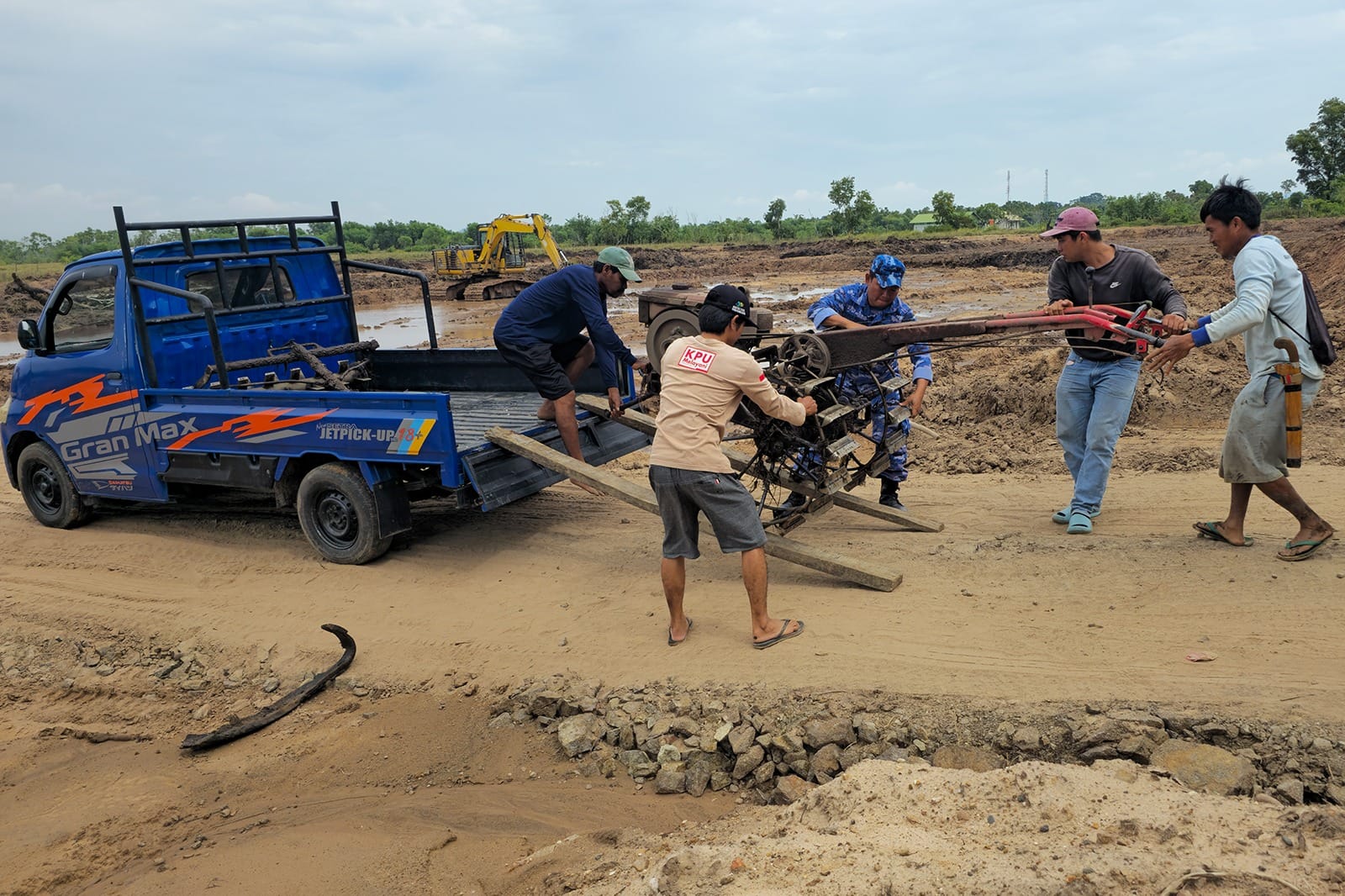 Lanud Sultan Hasanuddin dan Kelompok Tani Pinrang Garap Lahan Bersama Dukung Program Ketahanan Pangan Pemerintah