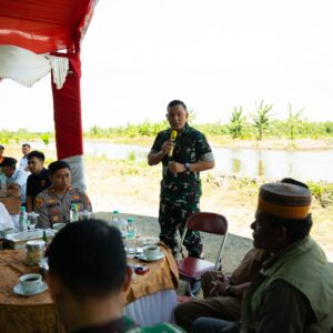 Peringati HUT Kodam VI/Mlw, TNI Bersama Warga Hijaukan Pesisir Dengan Mangrove
