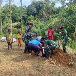 Peduli Warga, Satgas Yonif 126/KC Bantu Pemakaman dan Salurkan Bantuan Sembako di Yomkondo